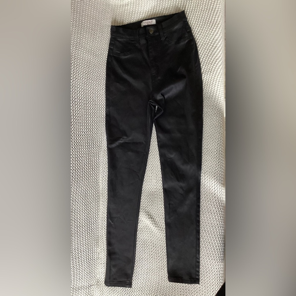 Vibrant MIU Women’s size 5(W26) black faux leather skinny jeans.